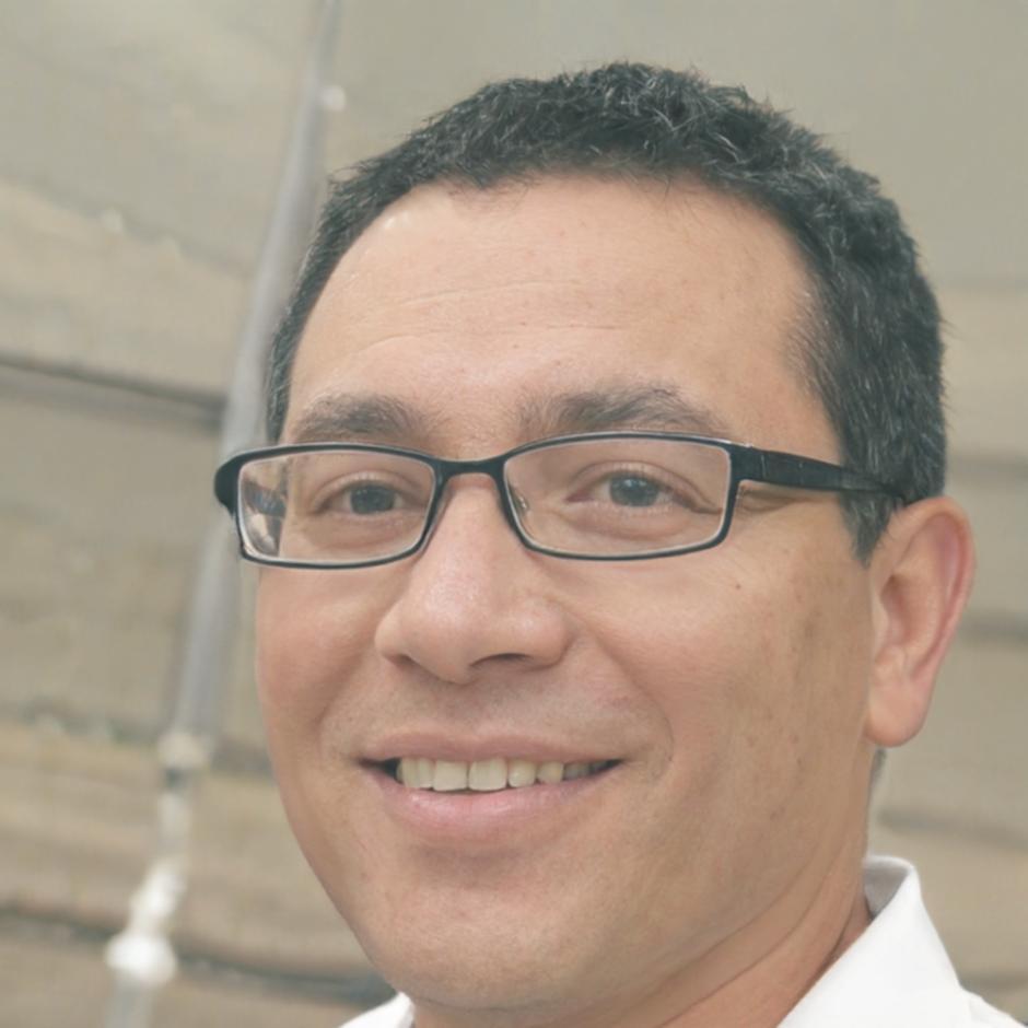 Profesional financiero revisando datos presupuestarios